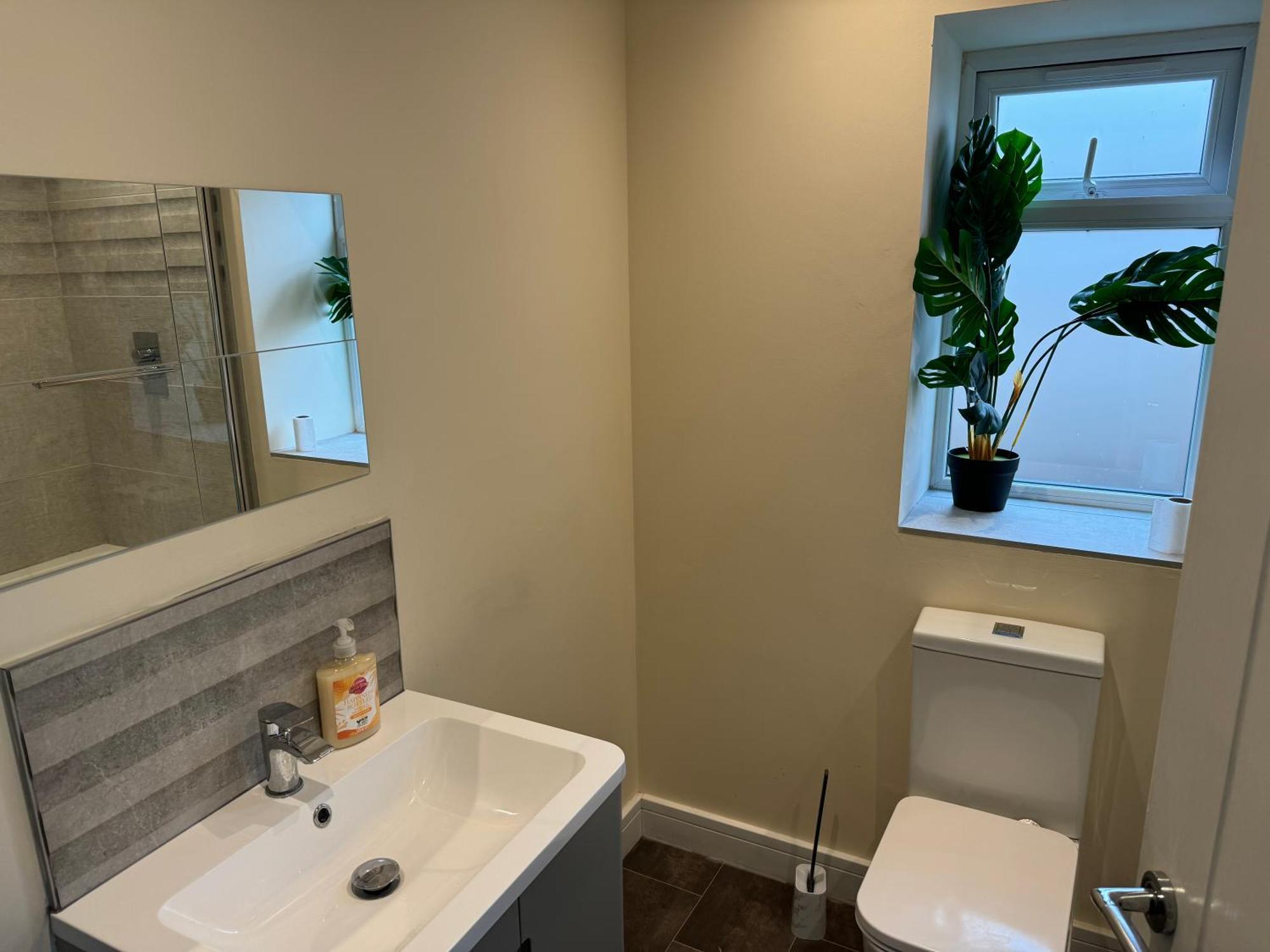 Bath Rd Villa Кейншам Екстериор снимка