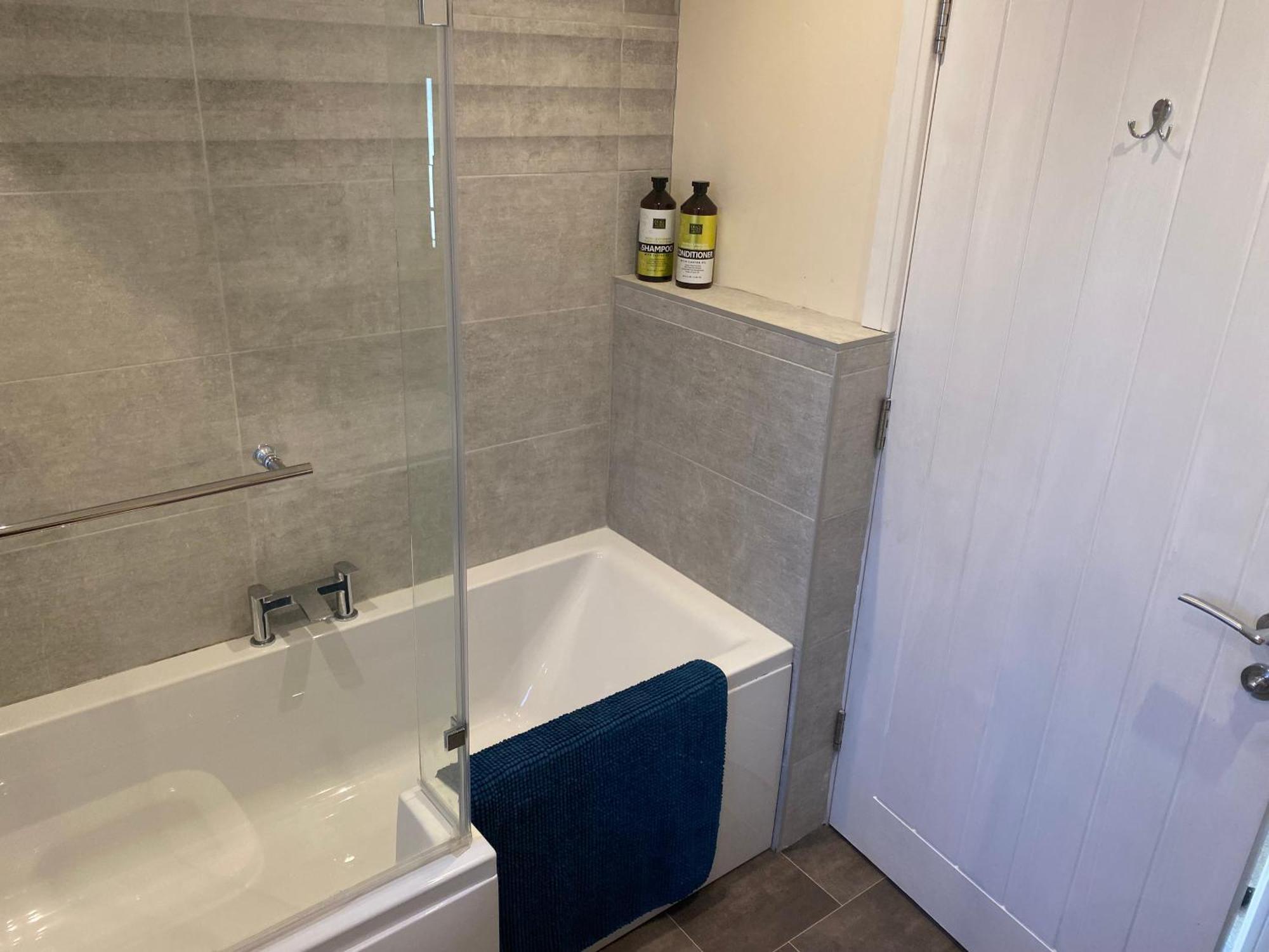 Bath Rd Villa Кейншам Екстериор снимка