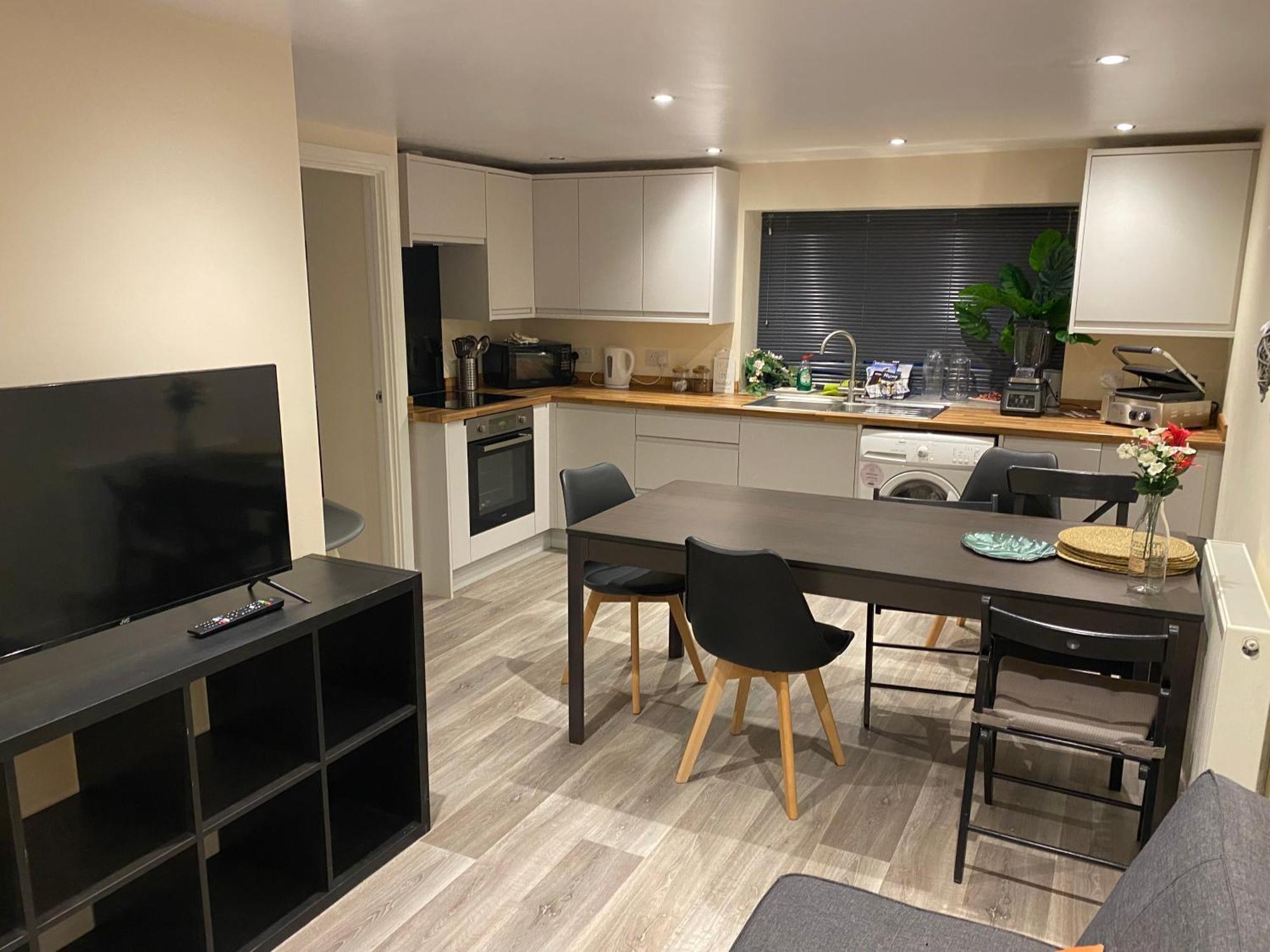 Bath Rd Villa Кейншам Екстериор снимка