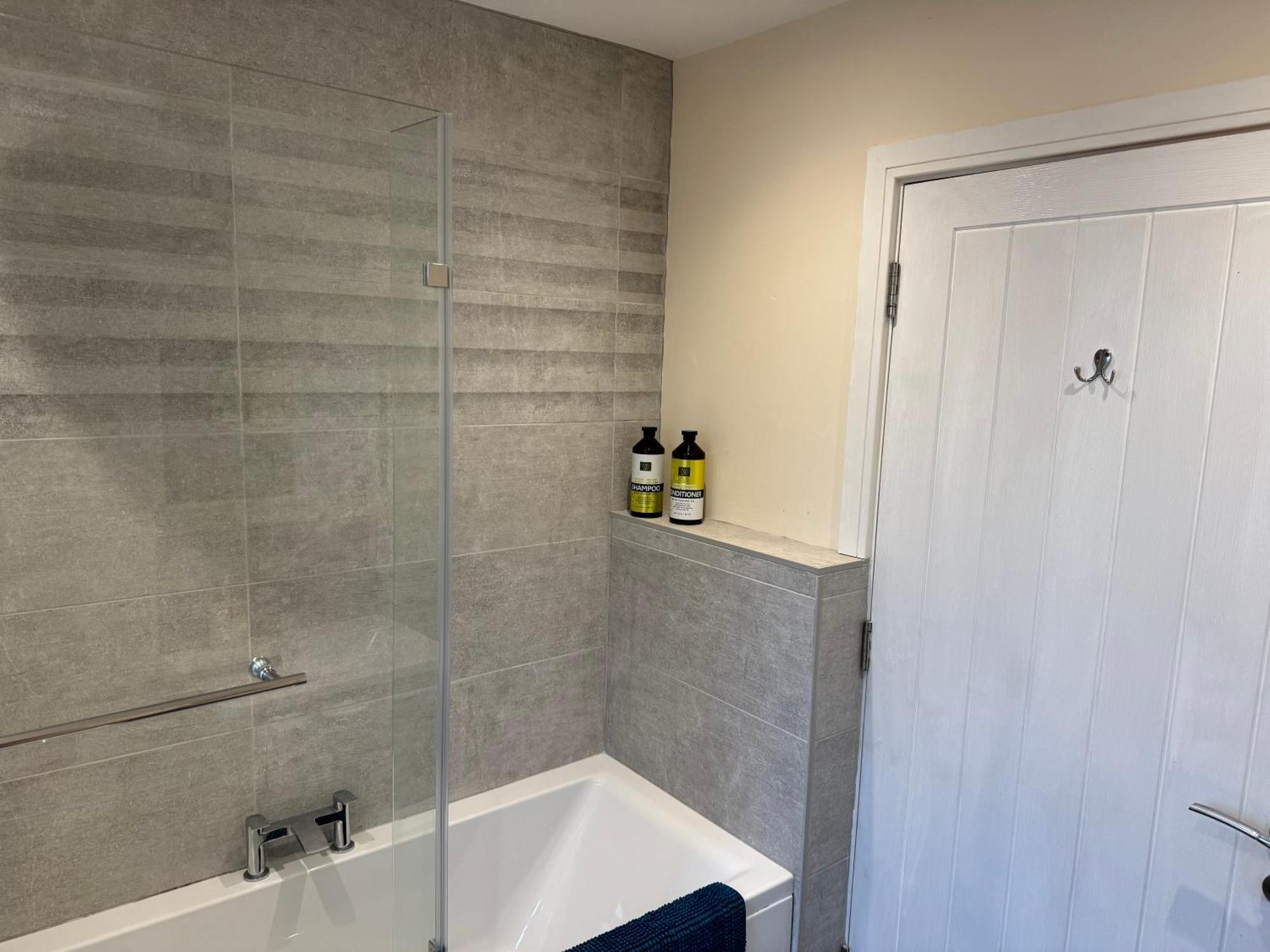 Bath Rd Villa Кейншам Екстериор снимка